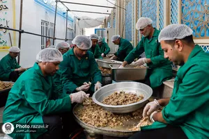 خدمت&zwnj;رسانی خدام حرم مطهر رضوی به زائران اربعین حسینی در کاظمین