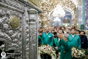 گل آرایی ضریح مطهر حضرت معصومه سلام الله علیها در آغاز دهه کرامت