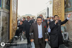 تشرف جمعی از جانبازان ۷۰ درصد آسایشگاه امام خمینی(ره) مشهد به حرم مطهر رضوی