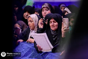 تشرف هنرمندان نهضت مردمی پوستر انقلاب به حرم مطهر رضوی
