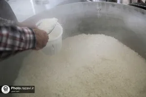 توزیع غذا بین نیازمندان حاشیه شهر مشهد