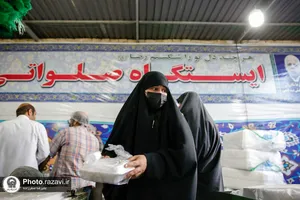 توزیع ٣۵٠٠ پرس غذای متبرک توسط خواهران خادم حرم مطهر رضوی