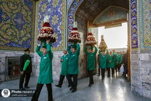 تعویض گل&zwnj;های ضریح مطهر به مناسبت ولادت جوادالائمه علیه السلام
