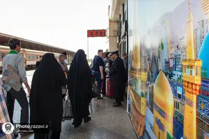 استقبال خدام حرم مطهر رضوی از زائران