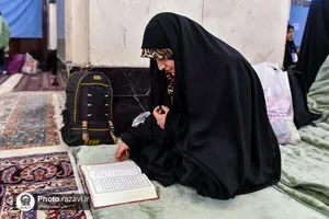 ورود معتکفین دختر نوجوان به حرم مطهر رضوی