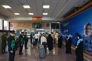 استقبال از خانواده شهدای میناب در ایستگاه راه‌آهن مشهد