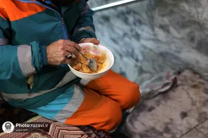 توزیع غذا میان کارتن&zwnj;خواب&zwnj;ها و نیازمندان اطراف حرم مطهر رضوی