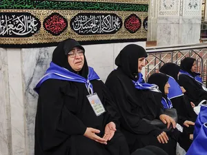 تشرف بانوان ایرانی الاصل مقیم عراق به حرم مطهر رضوی