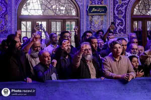 تشرف هنرمندان نهضت مردمی پوستر انقلاب به حرم مطهر رضوی
