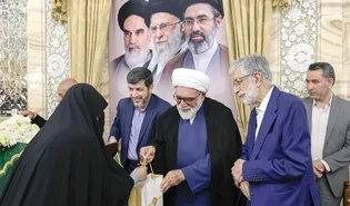 ۶۰ نخبه مدال‌آور المپیاد‌های علمی جهان و نفرات برتر کنکور در حرم مطهر رضوی تجلیل شدند