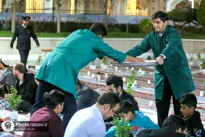 توزیع افطاری سبک در باب&zwnj;الهادی حرم مطهر رضوی