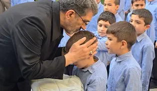 به همت مدیریت عالی حرم مطهر رضوی، همزمان با اعیاد مبارک ماه شعبان‌المعظم، با حضور جمعی از خادمیاران زلال رضوان و نیروهای انتظامات رواق‌های حرم مطهر رضوی، ۱۲۰ کاپشن به همراه بسته معیشتی در بین دانش آموزان دبستان حسان زرین توزیع شد.