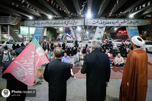 بسته بندی و توزیع تبرکات توسط خادمان رضوی در تجمعات مردمی