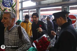 استقبال از خانواده شهدا و مجروحان لامرد در ایستگاه راه آهن مشهد