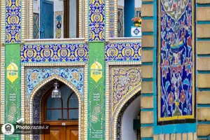 نصب کتیبه های مناسبتی دهه کرامت در حرم رضوی