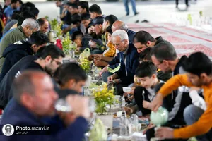 توزیع افطاری در باب&zwnj;الکاظم حرم مطهر رضوی