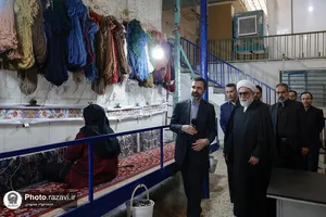 بازدید تولیت آستان قدس رضوی از روند بافت فرش&zwnj;های رواق امیرالمؤمنین علیه&zwnj;السلام
