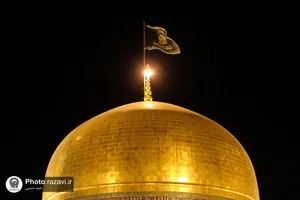 تعویض پرچم گنبد مطهر رضوی به مناسبت شهادت شهدای حادثه تروریستی کرمان