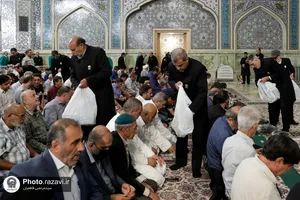 توزیع بسته&zwnj;های متبرک بین نمازگزاران در دهه کرامت
