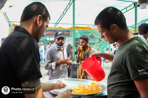 خدمت&zwnj;رسانی خدام حرم مطهر رضوی به زائران اربعین حسینی در میرجاوه -2
