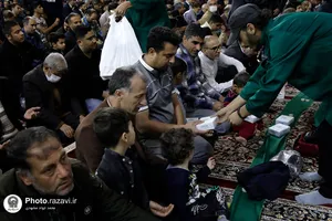 بسته&zwnj;بندی و توزیع افطاری سبک در حرم مطهر رضوی