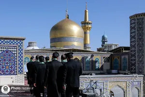 آیین تعویض پرچم گنبد منور رضوی در روز میلاد امام رضا(علیه&zwnj;السلام)