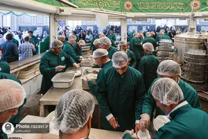 توزیع فالوده در چایخانه حرم مطهر رضوی