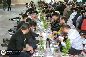 توزیع افطاری سبک در باب&zwnj;الهادی حرم مطهر رضوی