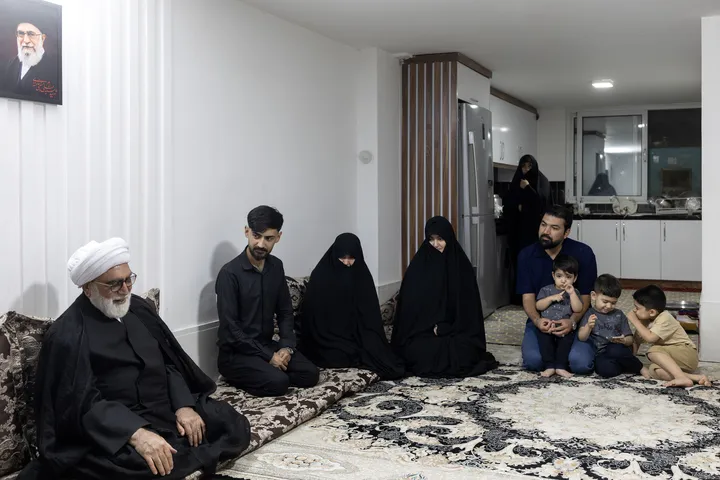 دیدار تولیت آستان قدس رضوی با خانواده‌های شهدای مدافع حرم در روز بزرگداشت این شهدا