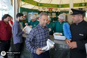 پذیرایی از زائران بارگاه منور رضوی توسط هیئت حضرت نرجس(س) عراق-2