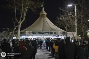 بسته بندی و توزیع افطار سبک در چایخانه حضرت رضا علیه&zwnj;السلام