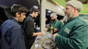 خادمیاران ملایری در چایخانه رضوی؛ تلفیق عشق و خدمت با طعم سوغات ملایر/ گزارش تصویری