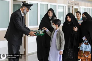 استقبال خدام از زائرین حرم رضوی در فرودگاه مشهد