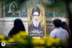 نصب کتیبه های شهادت سید حسن نصرالله در حرم مطهر رضوی