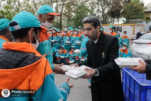 توزیع غذای متبرک حضرت بین پاکبانان شهرداری منطقه ثامن