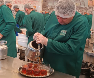 میزبانی خادم‌یاران تیران و کرون از زوار در چایخانه صحن امام حسن (ع) / گزارش ویدئویی
