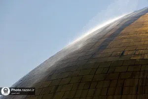 شستشوی گنبد مطهر رضوی در آستانه شهادت حضرت رضا(علیه&zwnj;السلام)