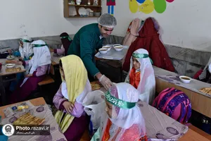 توزیع صبحانه گرم در مدرسه دخترانه شهید مدیری مشهد