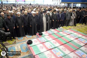 اقامه نماز رهبر انقلاب بر پیکر رئیس&zwnj;جمهور شهید و همراهان گرامی ایشان