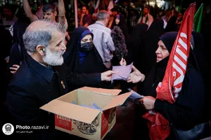 بسته بندی و توزیع تبرکات توسط خادمان رضوی در تجمعات مردمی