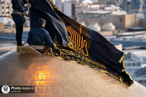 اهتزاز پرچم مشکی گنبد منور رضوی به مناسبت شهادت دبیر کل حزب الله لبنان