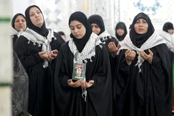 خانواده‌های شهدای جنگ رمضان خوزستان میهمان حرم رضوی شدند