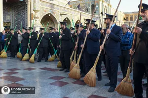 آیین جاروکشی حرم حضرت معصومه(س) توسط خدام حرم مطهر رضوی