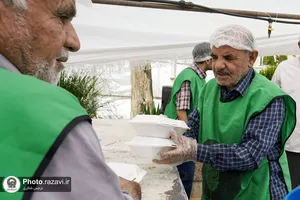 توزیع غذا در مواکب خدمت رسان به زائرین امام رضا علیه&zwnj;السلام در دهه کرامت