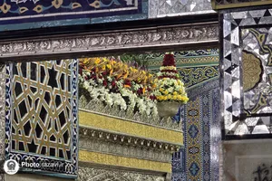 گل آرایی ضریح مطهر رضوی در شب نیمه شعبان