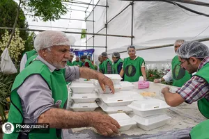 توزیع غذا در مواکب خدمت رسان به زائرین امام رضا علیه&zwnj;السلام در دهه کرامت