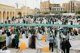 برپایی سفره اطعام پدری در حرم مطهر رضوی