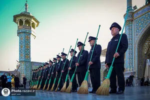 آیین جاروکشی حرم حضرت معصومه سلام&zwnj;الله علیها توسط خادمان حرم مطهر رضوی