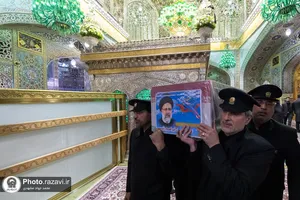 طواف پیکر شهدای خدمت دور ضریح مطهر رضوی