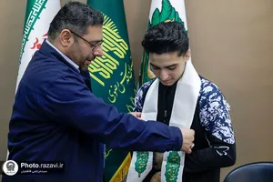 اهدای مدال مهدی بزی به آستان قدس رضوی